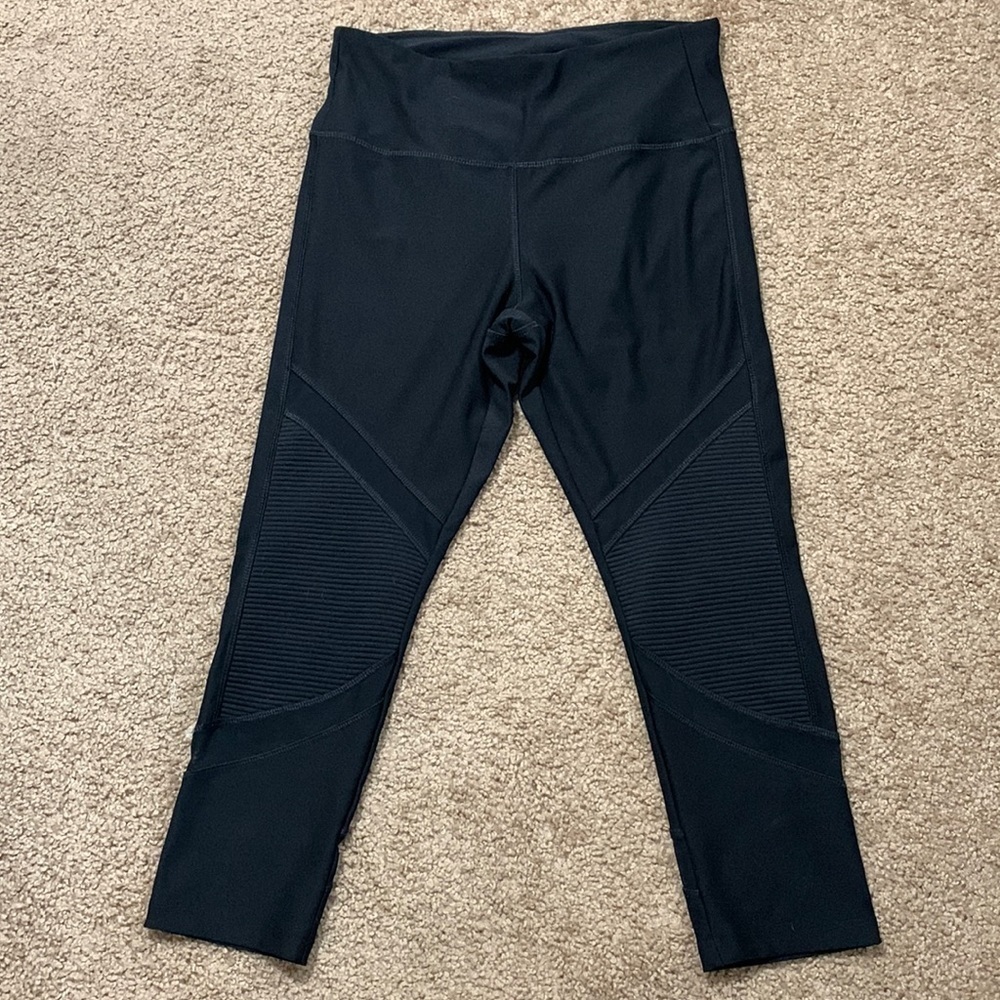 VOGO Athletics cropped leggings, Size Medium, good condition